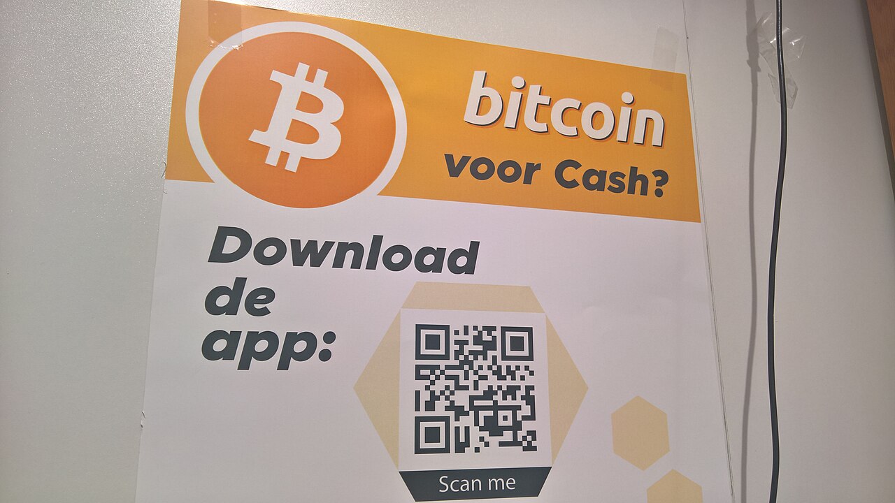 Cartel de un establecimiento que anuncia el cambio de bitcoin por efectivo, con un código QR.