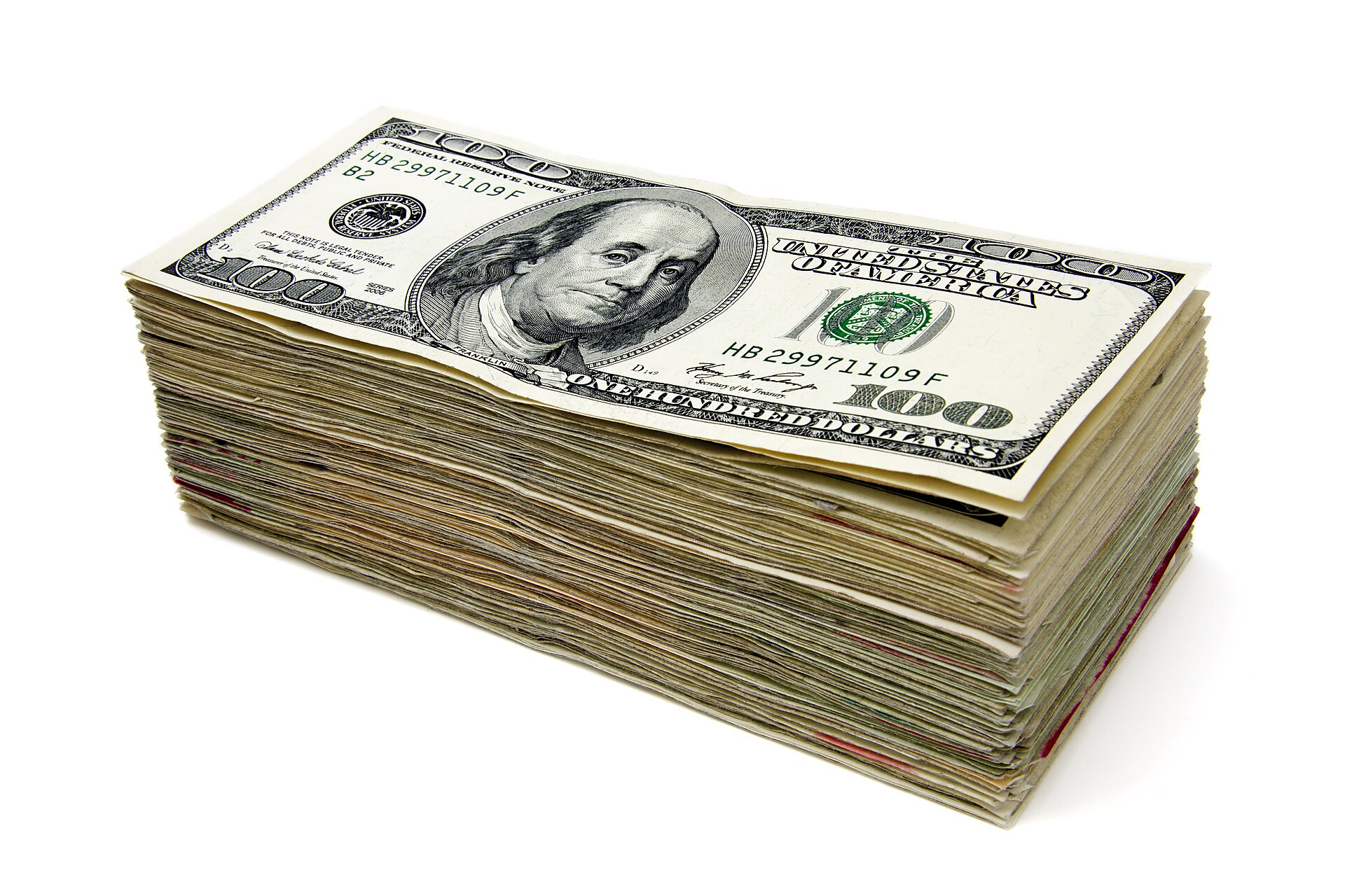 Fajo de billetes de cien dólares estadounidenses apilados sobre fondo blanco.